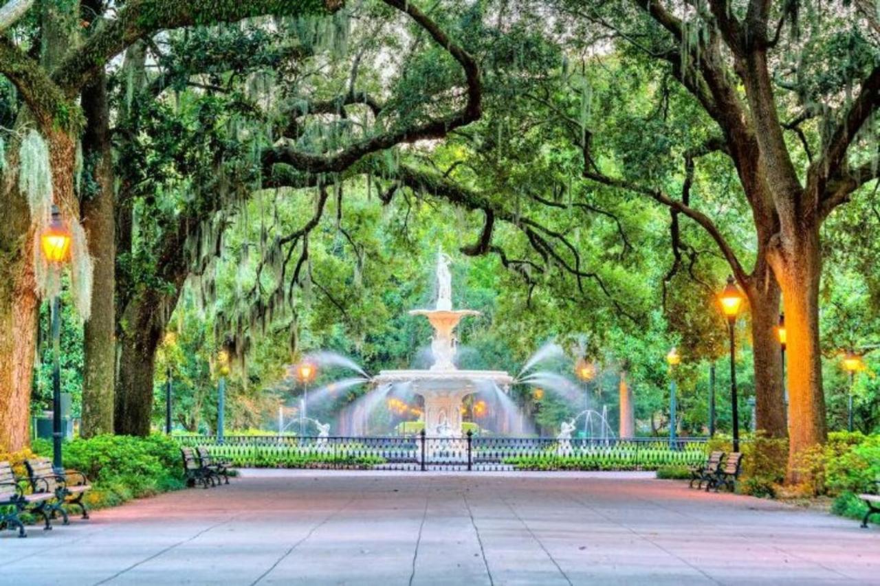 Southern Charmer-Historic District Downtown-Front Porch-Walk Score 90!!-Private Parking-1 Minute To Forsyth Park Savannah Kültér fotó