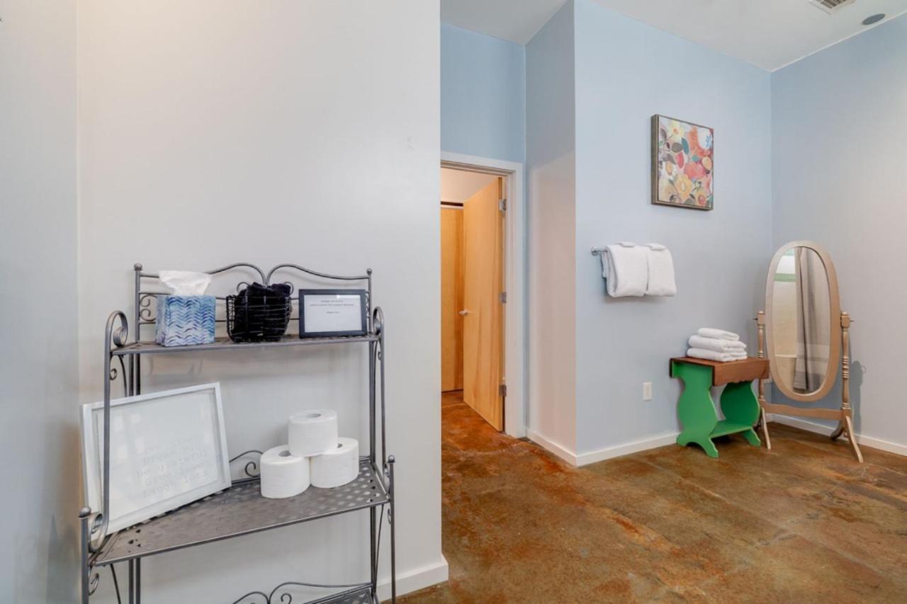 Southern Charmer-Historic District Downtown-Front Porch-Walk Score 90!!-Private Parking-1 Minute To Forsyth Park Savannah Kültér fotó
