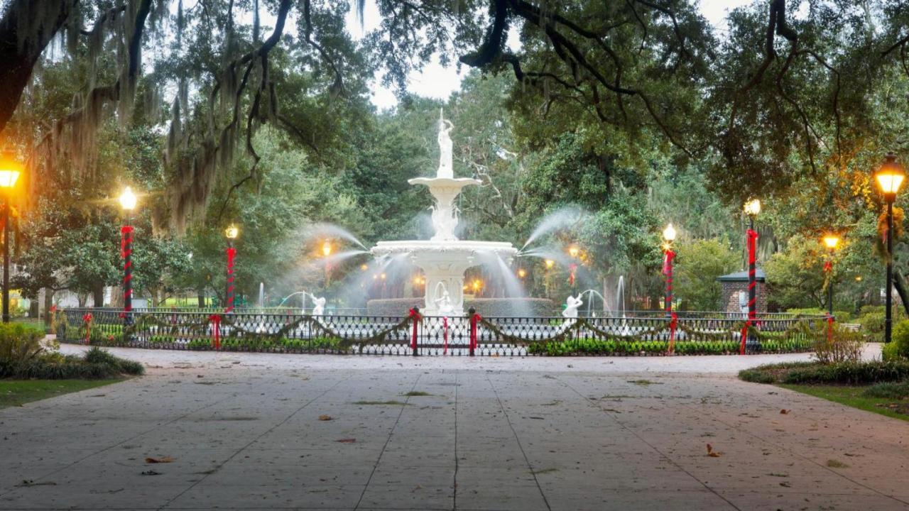 Southern Charmer-Historic District Downtown-Front Porch-Walk Score 90!!-Private Parking-1 Minute To Forsyth Park Savannah Kültér fotó