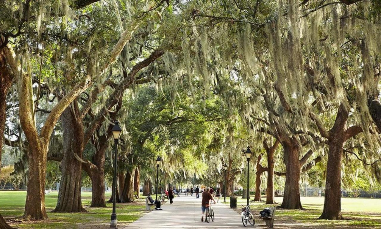 Southern Charmer-Historic District Downtown-Front Porch-Walk Score 90!!-Private Parking-1 Minute To Forsyth Park Savannah Kültér fotó