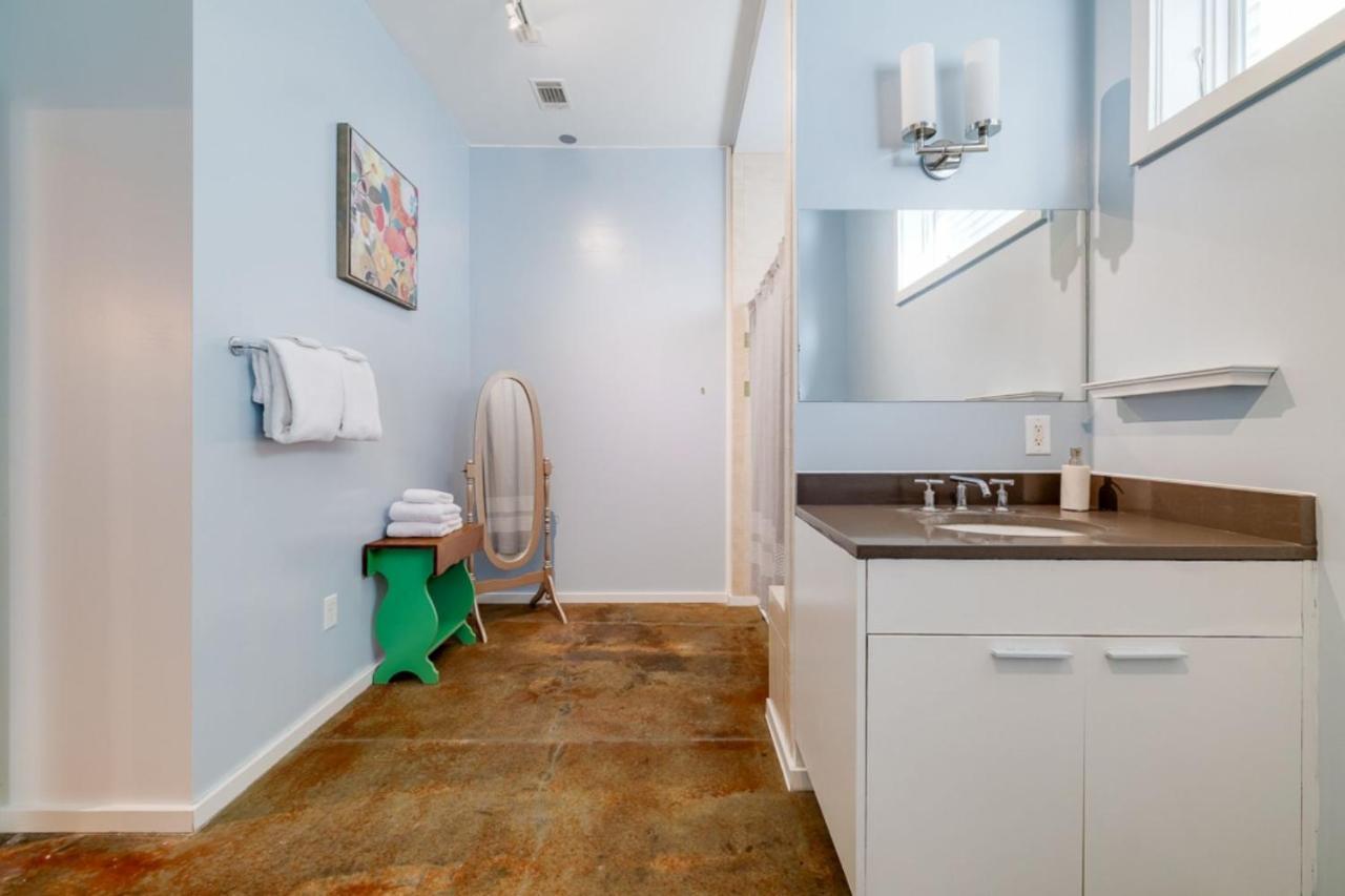 Southern Charmer-Historic District Downtown-Front Porch-Walk Score 90!!-Private Parking-1 Minute To Forsyth Park Savannah Kültér fotó
