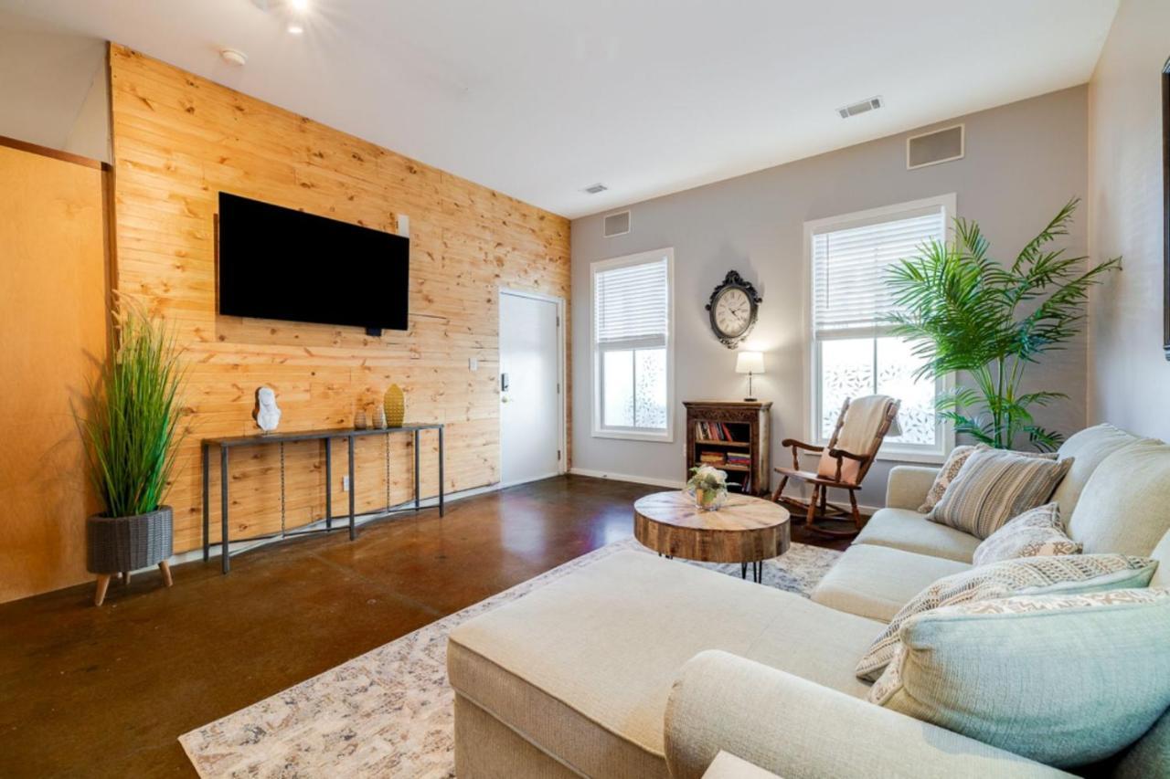Southern Charmer-Historic District Downtown-Front Porch-Walk Score 90!!-Private Parking-1 Minute To Forsyth Park Savannah Kültér fotó