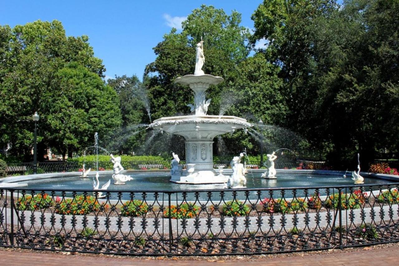 Southern Charmer-Historic District Downtown-Front Porch-Walk Score 90!!-Private Parking-1 Minute To Forsyth Park Savannah Kültér fotó